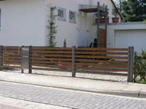 Fluegeltor-und-Briefkasten-Stahl-Holz