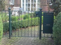 Pforte-und-Breifkasten-geschmiedet